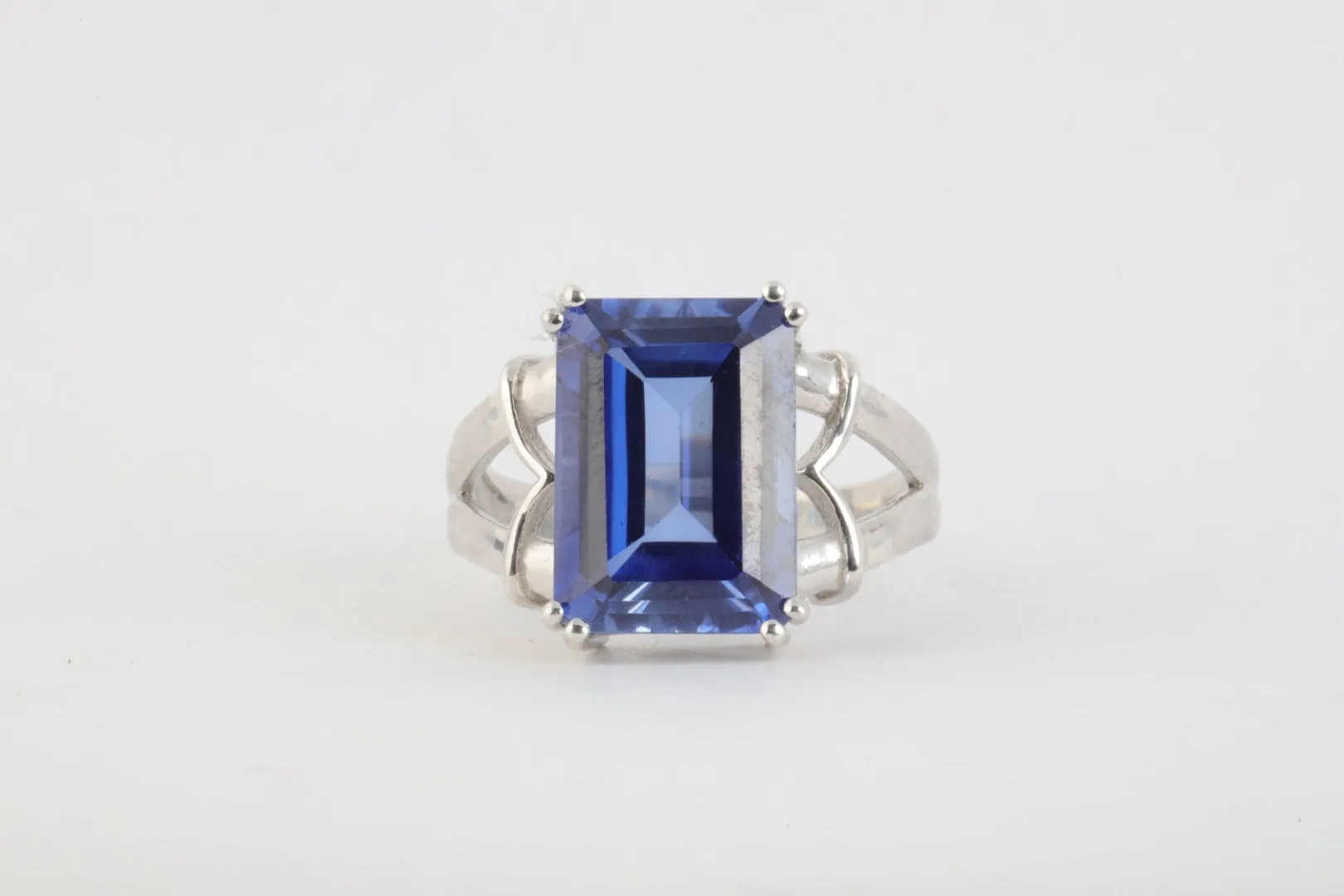 925 Silver 13.30tcw Sapphire Ring Size 7.75 (6.38g.)