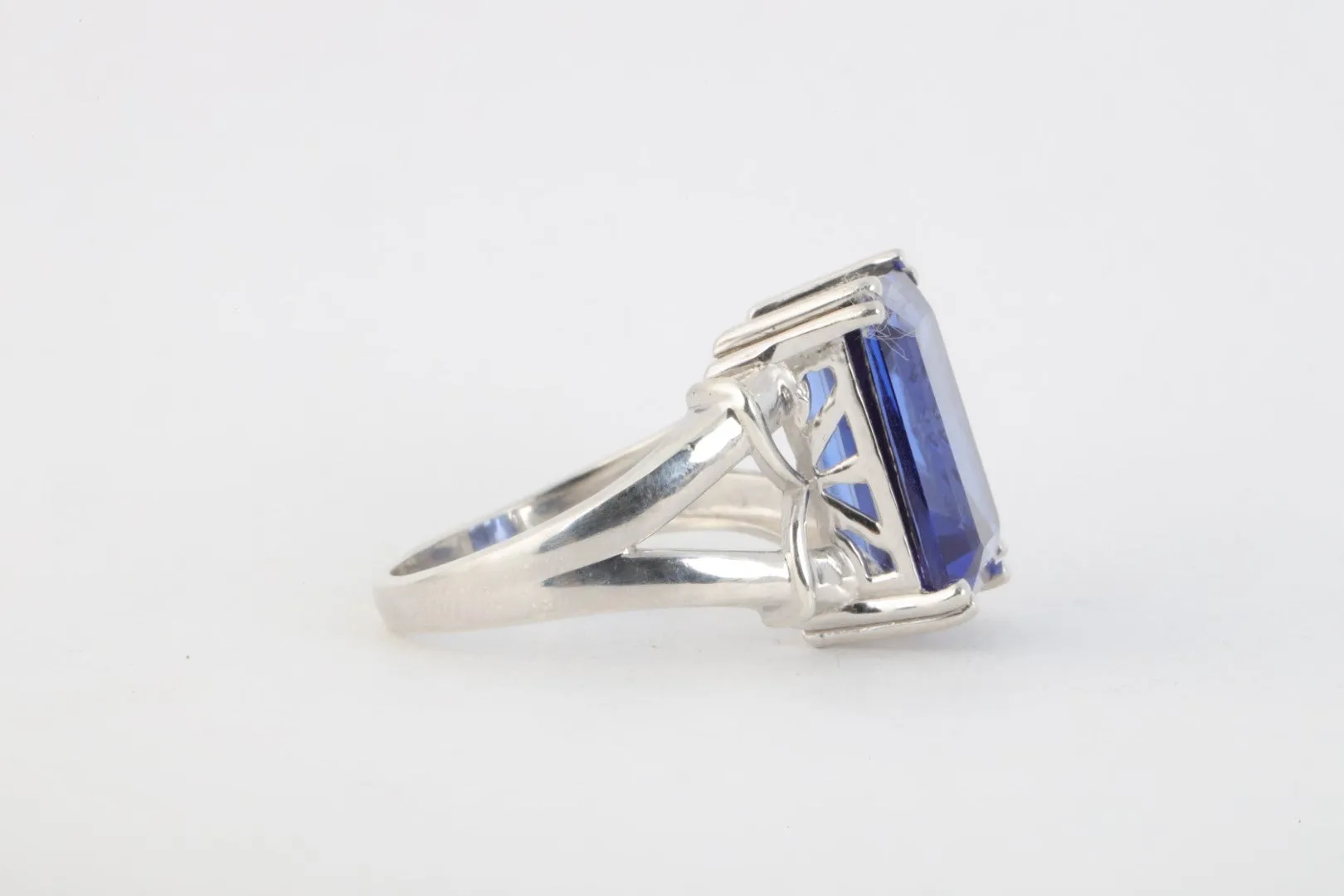 925 Silver 13.30tcw Sapphire Ring Size 7.75 (6.38g.)